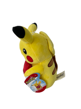 Lade das Bild in den Galerie-Viewer, Pokémon - Pikachu mit Herz - BOTI Plüschtier 20 cm
