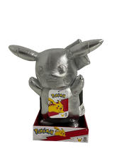 Lade das Bild in den Galerie-Viewer, Pokémon - 25th Anniversary Silver Pikachu - BOTI Plüschtier 30 cm
